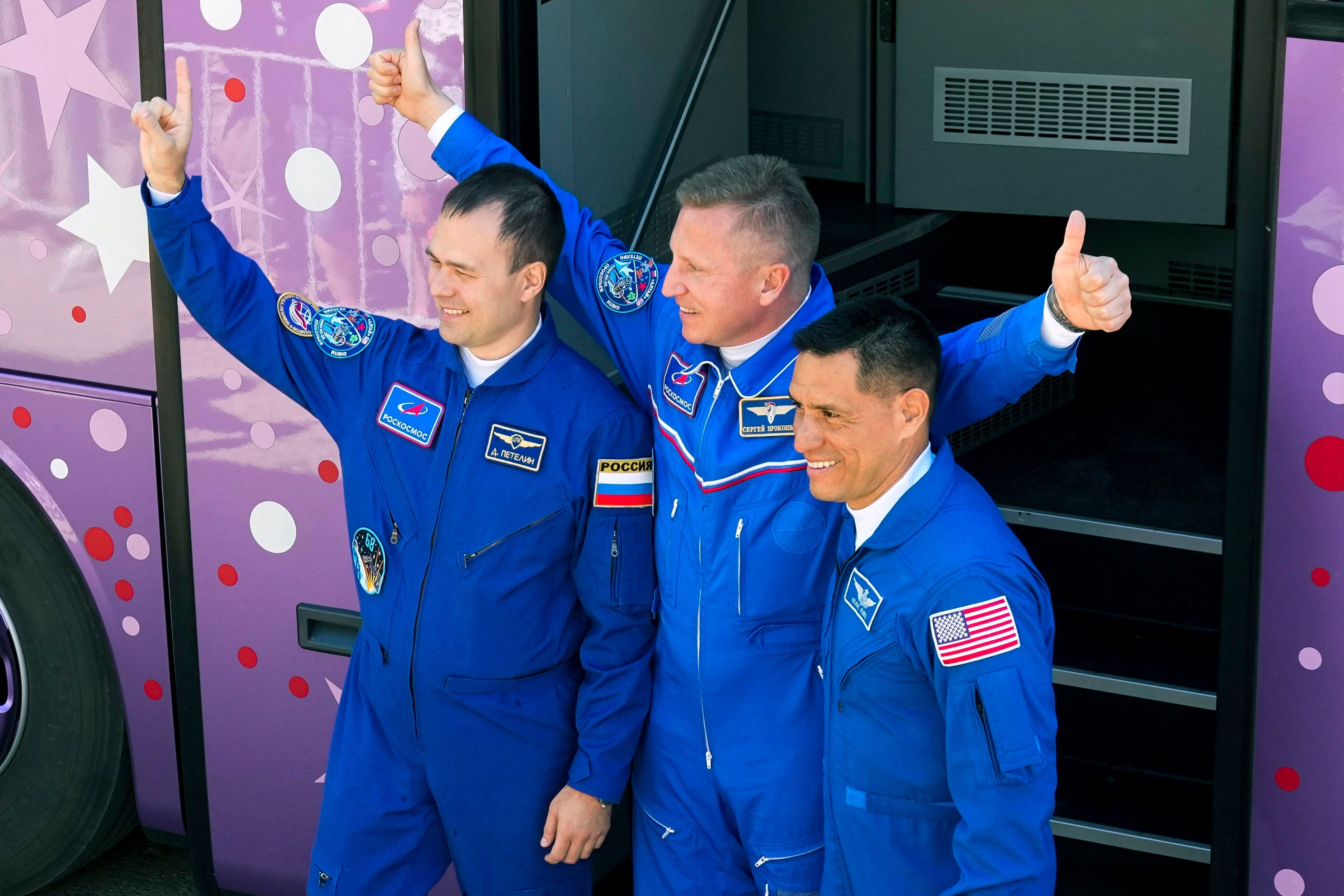 Desde la izquierda, los astronautas Dmitri Petelin, Serguéi Prokopiev y Frank Rubio, el 21 de septiembre de 2022. 