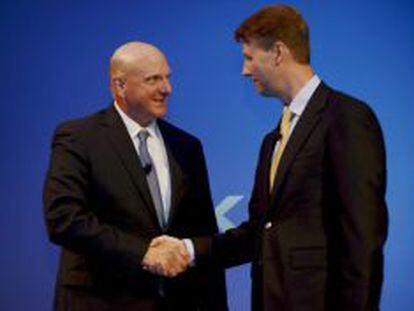 Steve Ballmer saluda al presidente de Nokia, Risto Siilasmaa, durante la rueda de presna de presentación de la compra por parte de Microsoft del negocio de móvil de Nokia en Espoo, Finlandia