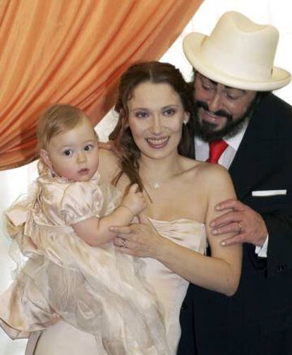 Luciano Pavarotti y Nicoletta Mantovani, posan con su hija el día de su boda, en diciembre de 2003.