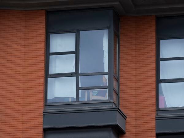 Una anciana mira por la ventana en la residencia Monte Hermoso de Madrid.