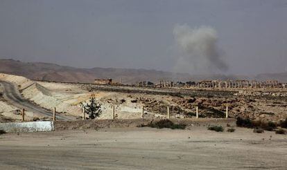 Una columna de fum per un míssil llançat pel govern prop de Palmira.