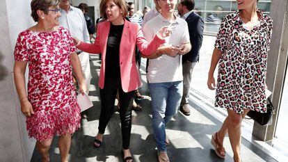La portavoz del PSN, María Chivite (d), junto a Uxue Barkos (2i) de Geroa Bai, Eduardo Santos (2d) de Podemos y Marisa de Simón (i) de Izquierda-Ezkerra, al termino de la reunión mantenida este viernes.