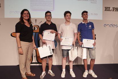 Pilar Álvarez, corresponsal de género de EL PAÍS, entrega el premio a Mejor reportaje a Jaime Cantos, Fernando Patiño y Andrés Vela, del IESO Juan Patiño Torres de Toledo. 