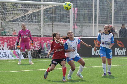 Jugadoras de las Xolas y del Cruz Azul durante un torneo de copa