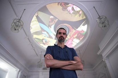 El artista español Daniel Canogar posa frente a su "Amalgama El Prado", una nueva versión de la instalación que hizo para El Prado, en la antigua residencia de la Embajada española en Washington.