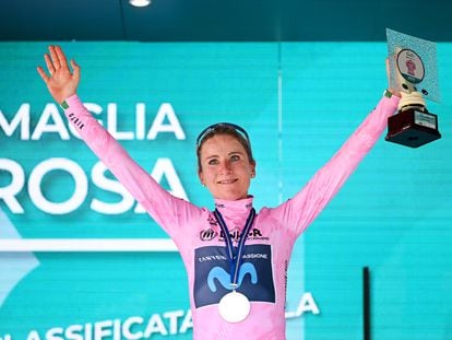 La neerlandesa Annemiek Van Vleuten celebra este lunes en Cesena su liderato en el Giro de Italia tras imponerse en la cuarta etapa.