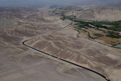 La Carretera Panamericana en el desierto de Nasca, 400 kilómetros al sur de Lima.