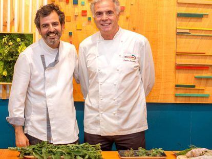 Nacho Sánchez, a la izquierda, y Pedro Larumbe, con algunas de las hierbas silvestres que han incorporado a sus platos.
