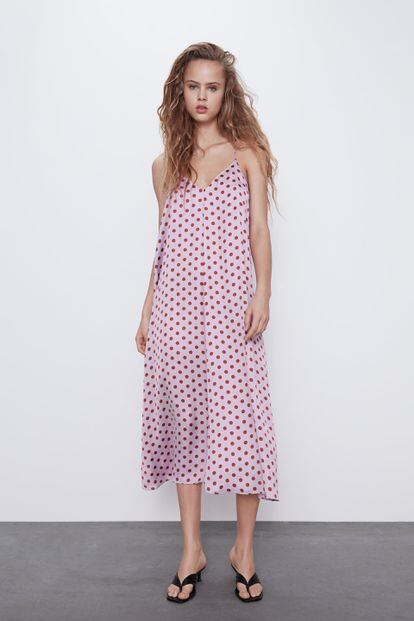 Los lunares arrasaron el verano pasado y este no terminan de irse. El estilo lencero es pura tendencia y si sumamos los dos tenemos este vestido de corte midi, de Zara (29,95 euros).