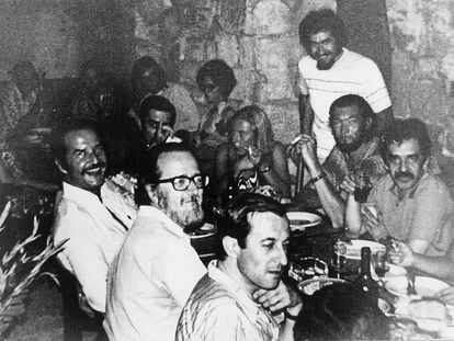 De izquierda a derecha: Juan Goytisolo, José Donoso, Carlos Fuentes, Patricia Llosa, Mario Vargas Llosa, Ugné Karvelis, Abraham Nuncio, Julio Cortázar y Gabriel García Márquez, en Bonnieux, Francia, el 15 de agosto de 1970.