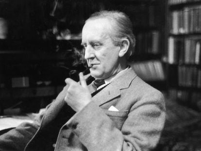 JRR Tolkien en diciembre de 1955, en su estudio de Merton College, Oxford.