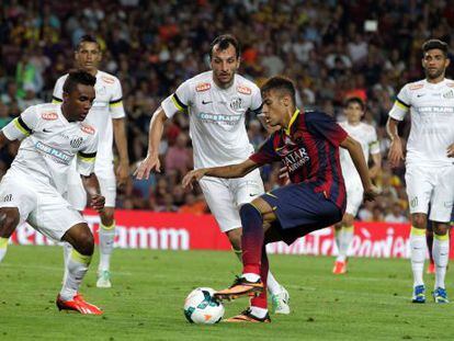 Neymar controla un bal&oacute;n,rodeado por cuatro jugadores del Santos.