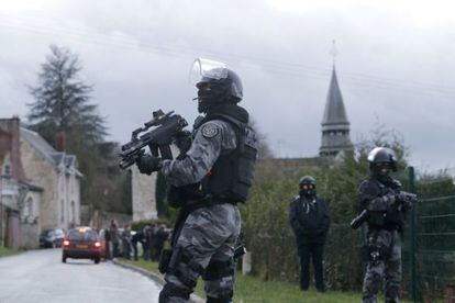 Agentes de la policía de intervención francesa GIPN, durante la operación para capturar a los terroristas.