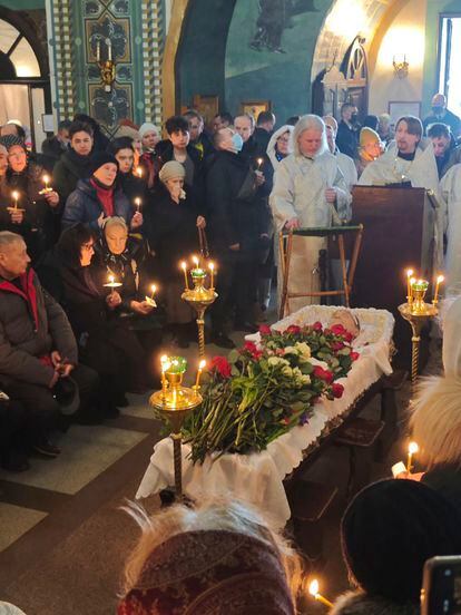 Family and friends of Alexei Navalni, during his funeral this Friday in Moscow. 
