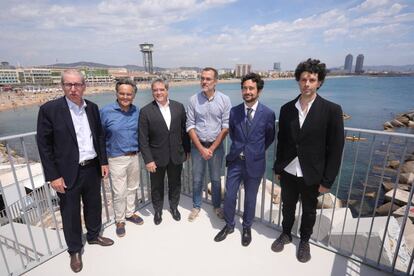 Una imatge des del mirador, amb les vistes i directius del Port de Barcelona, de Nova Bocana i l'arquitecte del projecte.