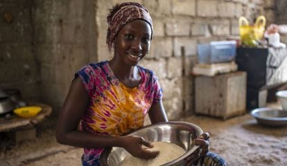 Diarra Ndiaye en la cocina de su casa familiar, en la comuna rural de Ndiebene, Gandiol (Saint Louis).
