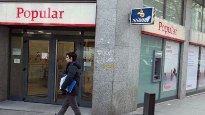 Una sucursal de Banco Popular en Madrid con la nueva imagen corporativa.