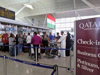 Pasajeros hacen cola en el aeropuerto de Erbil, este jueves.