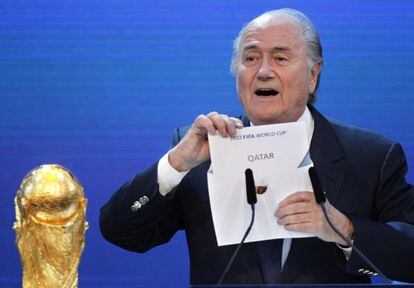 Blatter muestra la papeleta de Qatar el día de su designación como sede