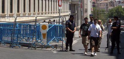 Vallas para proteger el Congreso en la Carrera de San Jerónimo.