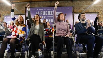 Irene Montero, con chaqueta gris, junto a la candidata de Podemos al Ayuntamiento de Murcia, Elvira Medina; la candidata regional, María Marín, y el coportavoz de la ejecutiva de Unidas Podemos en Murcia, Javier Sánchez Serna, durante un acto en la ciudad este sábado.