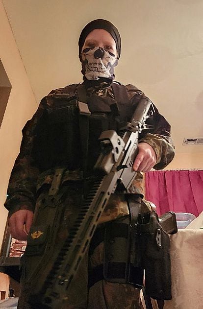Una mujer, supuestamente Clendaniel, ataviada en ropa táctica y cargando un rifle, en una imagen compartida por el FBI.