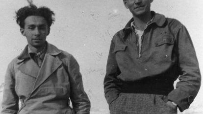 Primo Levi (izquieda) junto a Alberto Salmoni.