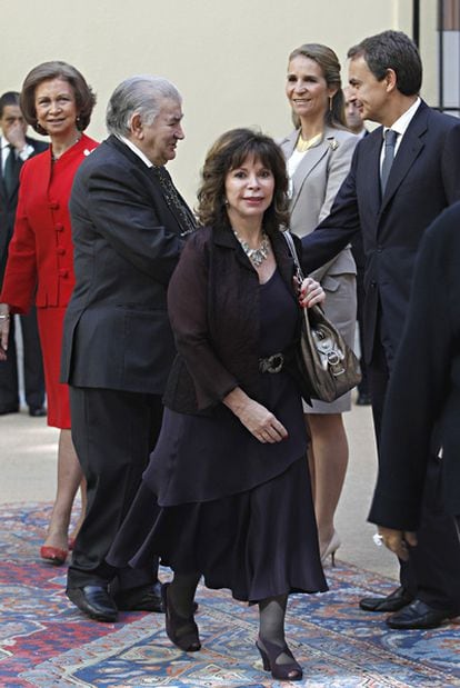 Allende y Gamoneda, con la Reina, la Infanta y Zapatero.