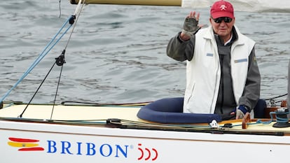 El rey emérito Juan Carlos I, este fin de semana,  navegando a bordo del 'Bribón' en Sanxenxo.