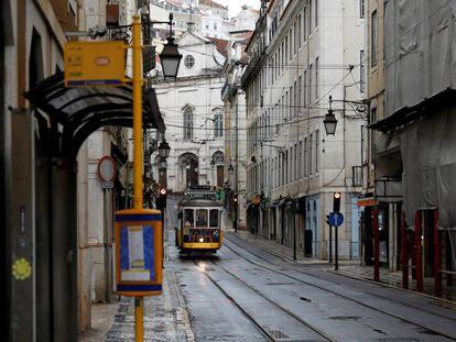Un tranvía en el centro de Lisboa.