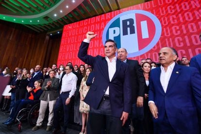 El presidente del PRI, Alejandro Moreno, acompañado por los integrantes del Comité Ejecutivo Nacional, en la sede del partido.