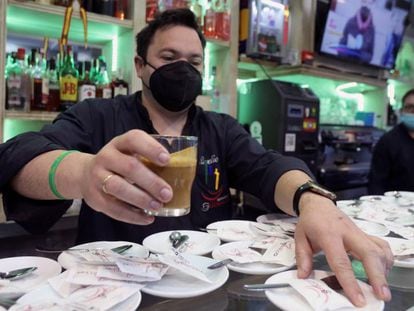 Un camarero sirve un cafe el día que reabrió la hostelería en el interior del establecimiento en Castilla y León