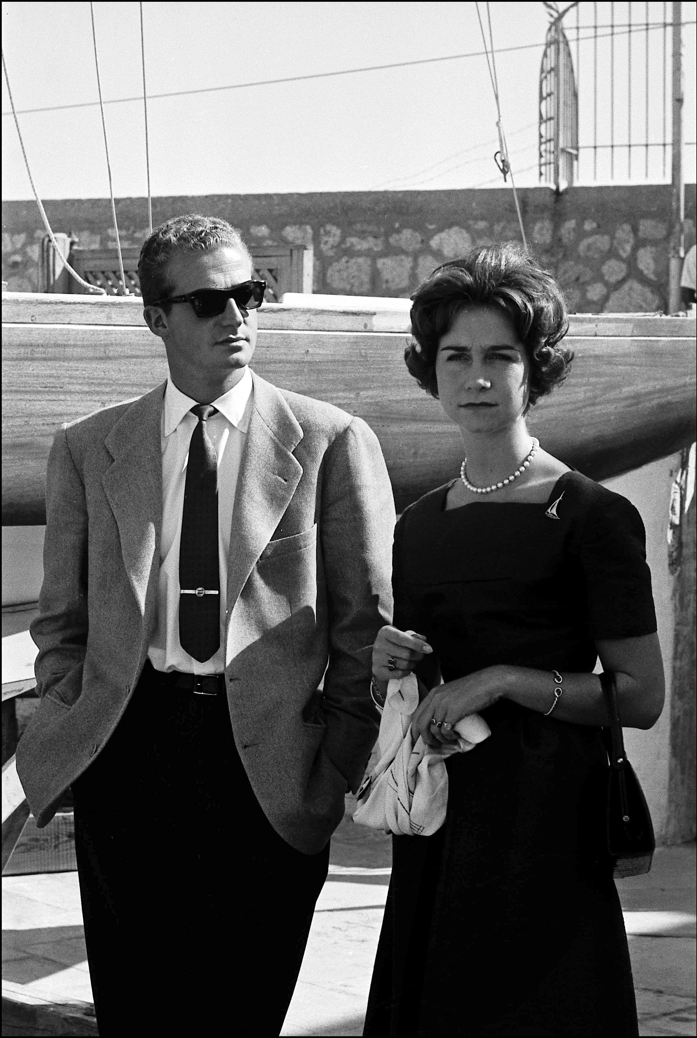 Imagen de don Juan Carlos y doña Sofía, retratados en España el 24 de septiembre de 1961, tras anunciarse su compromiso. 