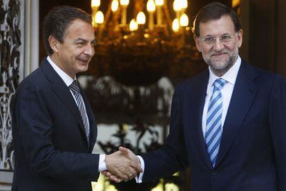 José Luis Rodríguez Zapatero y Mariano Rajoy se saludan a la entrada de La Moncloa antes de la reunión.