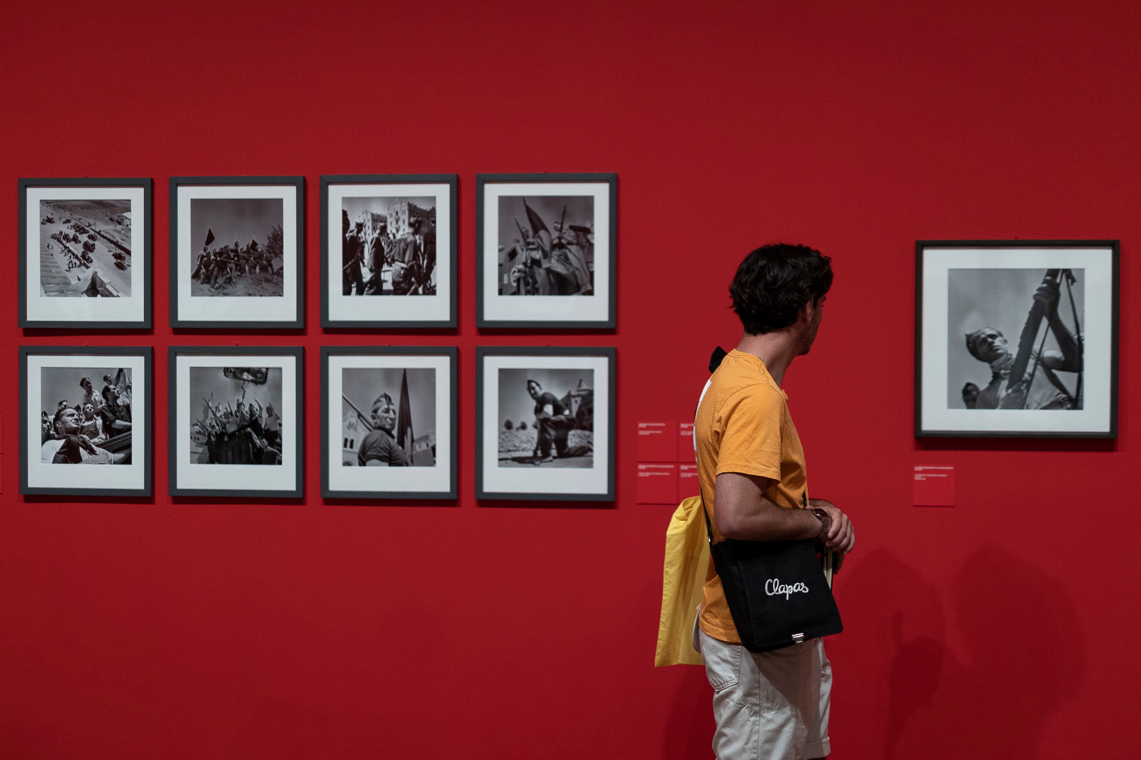 Un visitante observa una fotografía expuesta en la exposición Iconos escondidos. Las imágenes desconocidas de la guerra de España, en Montpellier.