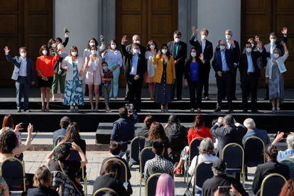 El presidente electo de Chile, Gabriel Boric, saluda junto a los nuevos miembros de su gabinete, este viernes en Santiago.