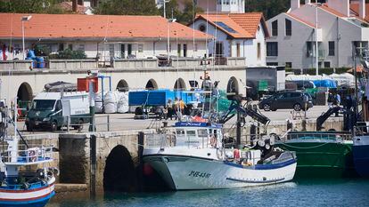 El barco gallego del que un pescador cayó al mar y se encuentra desaparecido, ayer, amarrado en San Vicente de la Barquera.