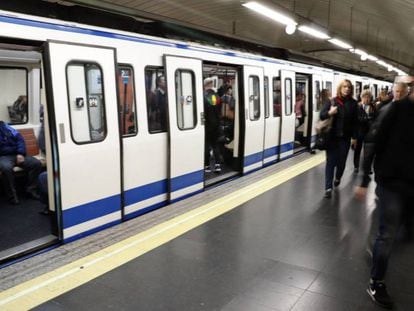 Viajeros en el Metro de Madrid.  