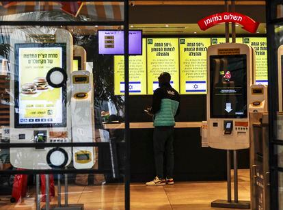 Un McDonald's en Tel Aviv anuncia descuentos del 50% para los soldados, el pasado noviembre.