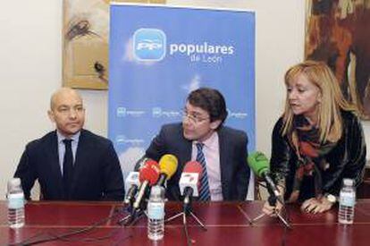 El secretario de Estado de Comercio, Jaime García Legaz (i); el secretario regional del PP, Alfonso Fernández Mañueco (c), y la presidenta del PP en León, Isabel Carrasco (d), participan en la mesa redonda 'Reformas, garantía de futuro', organizada por el PP hoy en León.