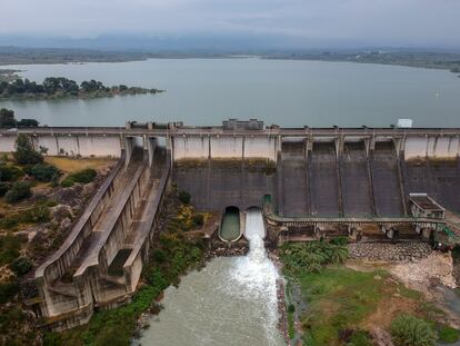 Desembalse de agua en el pantano de Bellús, en Valencia, debido a las lluvias caídas en los últimos días en esta zona.
