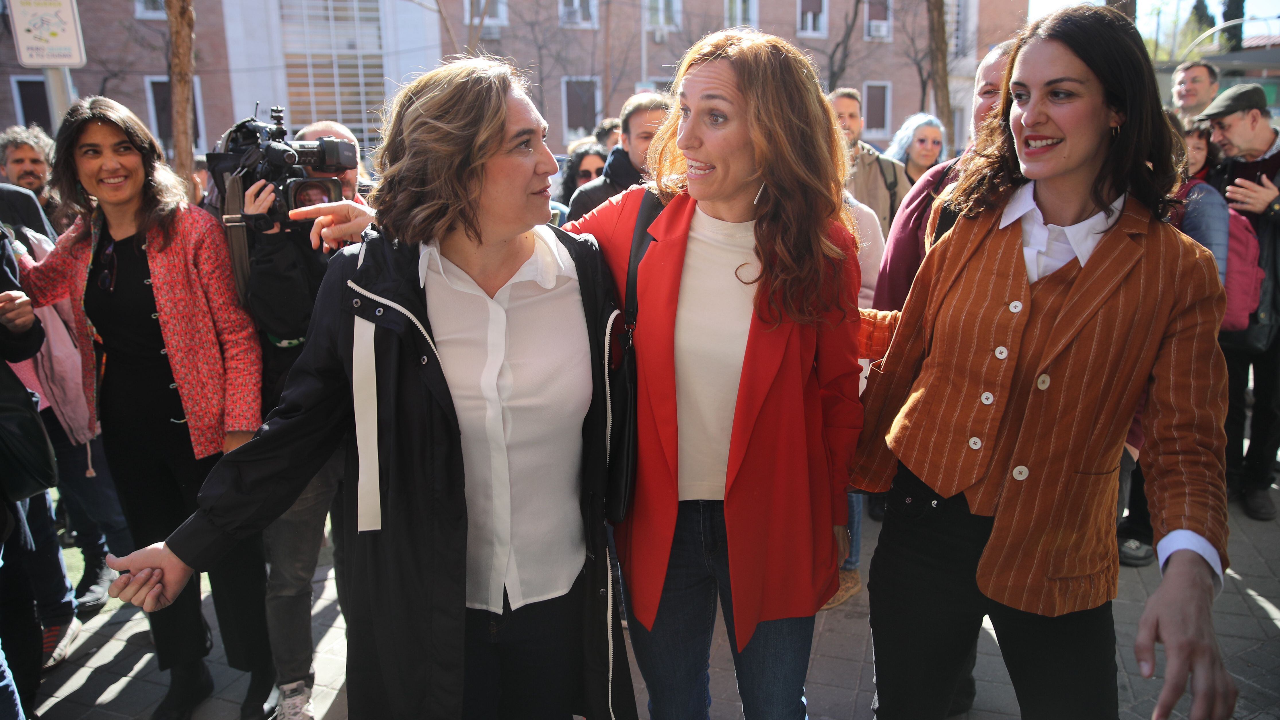 Desde la izquierda, la alcaldesa de Barcelona, Ada Colau, y las representantes de Más Madrid Mónica García y Rita Maestre.