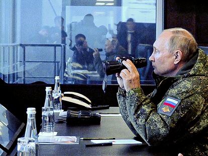 Putin es fotografiado mientras observa las maniobras militares del Ejército ruso el pasado 6 de septiembre.