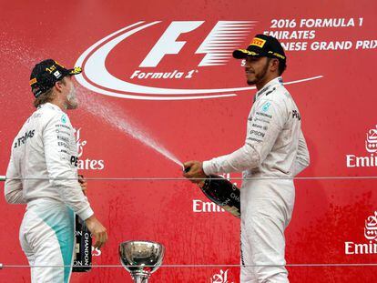 Hamilton le tira champ&aacute;n en la cara a Rosberg tras el Gran Premio de Jap&oacute;n.
