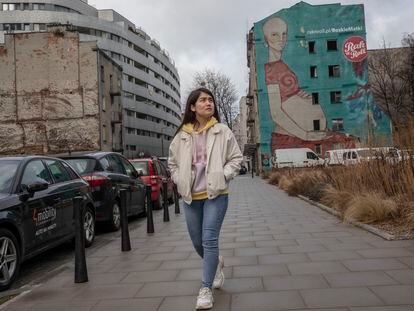 Masouma Tajik pasea por el centro de Varsovia, donde espera un visado de estudiante de Estados Unidos para seguir con sus estudios en Nueva Jersey después de haber huido de Afganistán y luego de Ucrania.