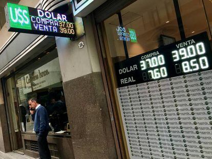 La pizarra de una casa de cambio de divisas en Buenos Aires muestra la cotización del dólar, el jueves.