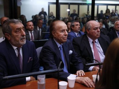 Carlos Menem, en el centro, este jueves en los tribunales federales de Buenos Aires durante la lectura del fallo.