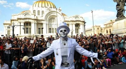 Un hombre celebra el desfile del Día de Muertos inspirado en la película Spectre protagonizada por James Bond
