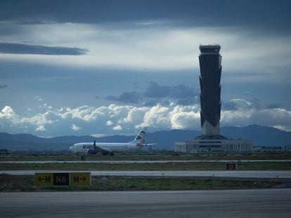 Un avión se prepara para despegar desde la pista del AIFA, el pasado 11 de octubre.