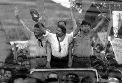 Ortega saluda a sus seguidores en Masaya durante la campaña para su reelección, flanqueado por el vicepresidente Sergio Ramírez y el candidato para la Asamblea Nacional William Ramírez, en 1989.